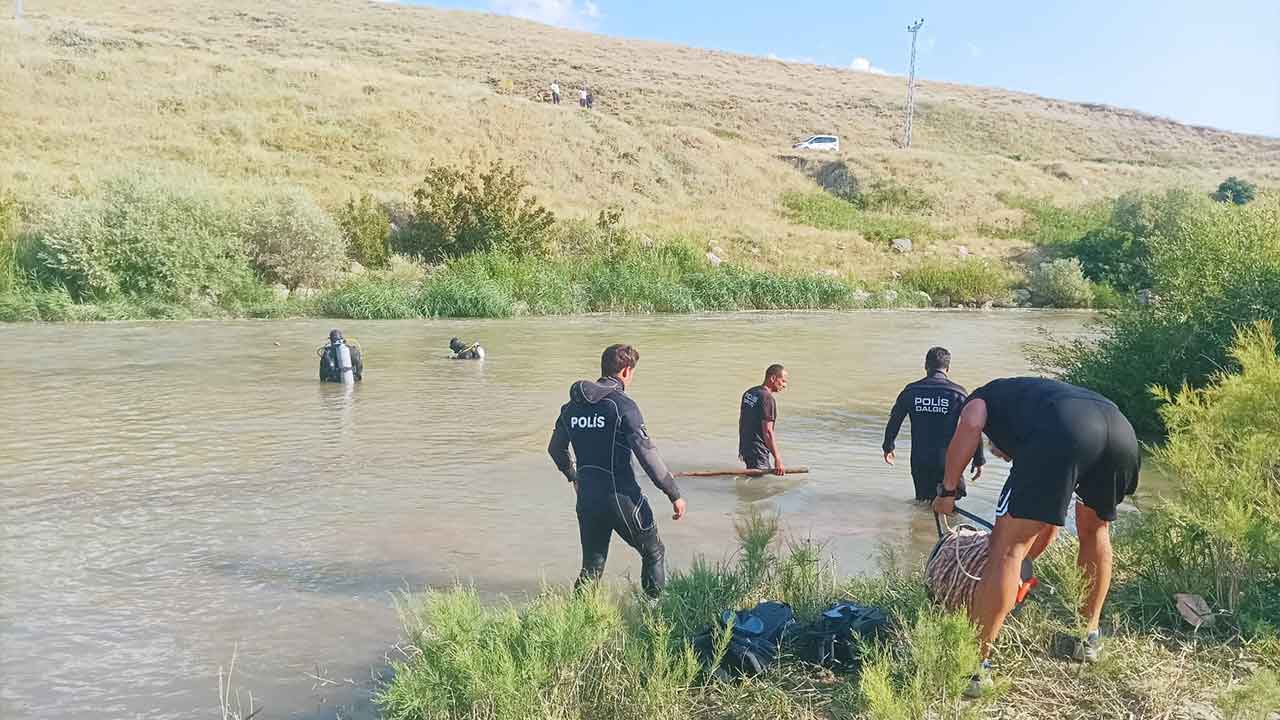 Muş'ta yürekleri dağlayan facia! Çoban ailenin çaya düşen iki körpe evladından biri vefat etti diğeri akıntıda kayboldu!