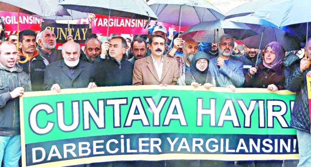 Foto - Mustafa ağabey kaptanlığında direnişin kalesi Akit! Bu manşetler Hakk ve hakikat mücadelesinin şahididir