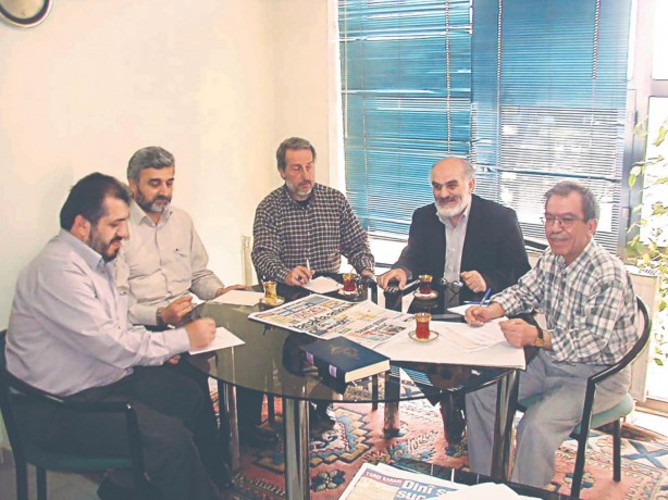 Foto - Mustafa ağabey kaptanlığında direnişin kalesi Akit! Bu manşetler Hakk ve hakikat mücadelesinin şahididir