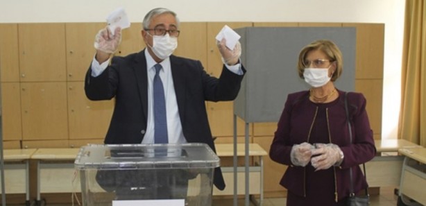 Foto - Mustafa Akıncı'dan tepkilere skandal tavır! Vatandaşların tepkisinden kaçtı
