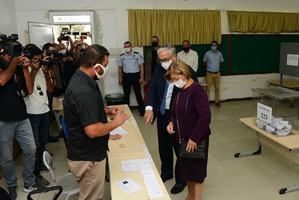 Mustafa Akıncı'dan tepkilere skandal tavır! Vatandaşların tepkisinden kaçtı