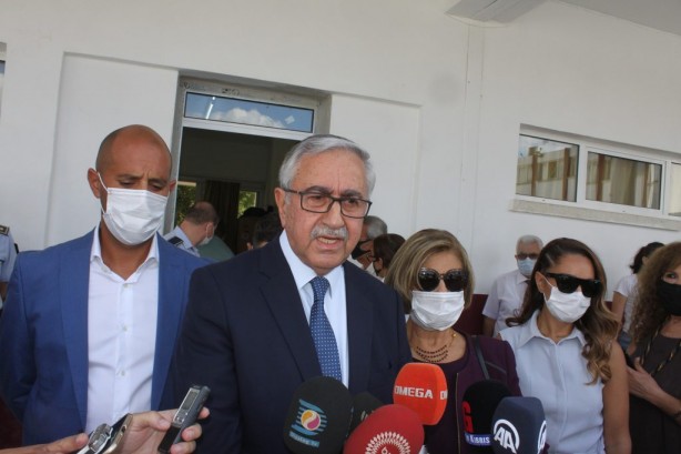 Foto - Mustafa Akıncı'dan tepkilere skandal tavır! Vatandaşların tepkisinden kaçtı