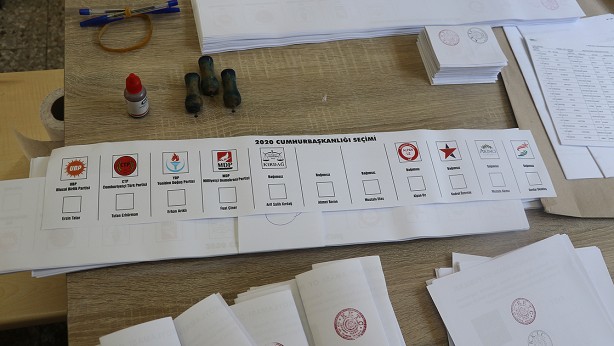 Foto - Mustafa Akıncı'dan tepkilere skandal tavır! Vatandaşların tepkisinden kaçtı