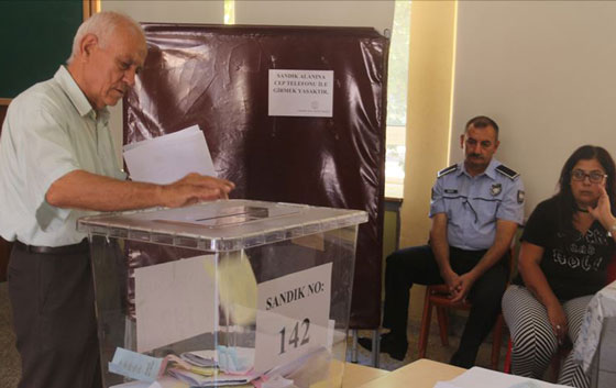 Foto - Mustafa Akıncı'dan tepkilere skandal tavır! Vatandaşların tepkisinden kaçtı