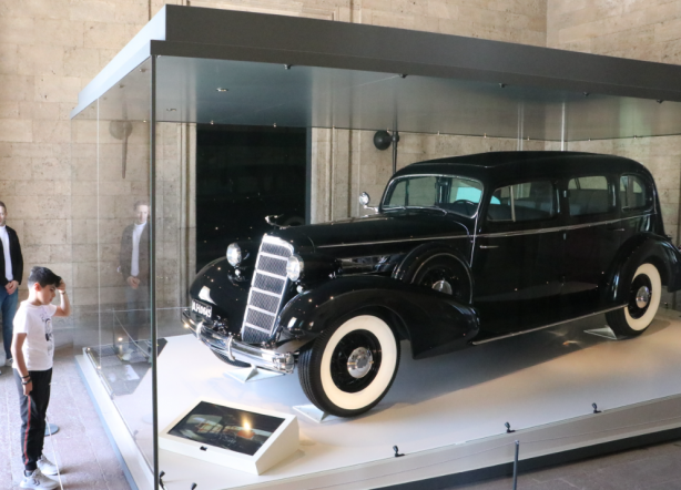 Foto - Mustafa Kemal'in makam arabası Cadillac'ına özel koruma