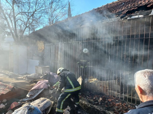 Foto - Müstakil evde çıkan yangın spot eşyaları küle çevirdi