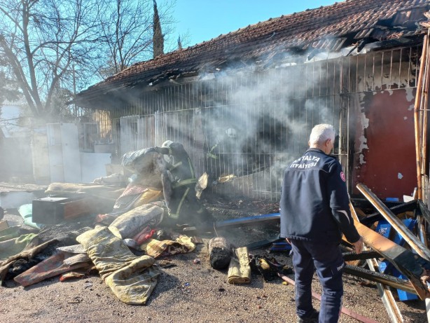 Foto - Müstakil evde çıkan yangın spot eşyaları küle çevirdi
