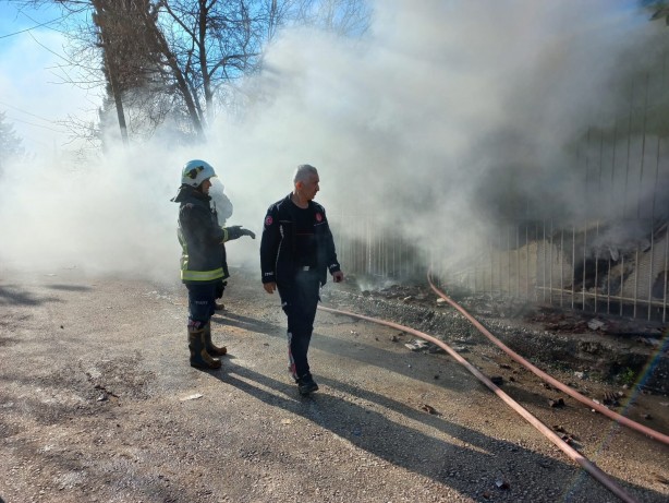 Foto - Müstakil evde çıkan yangın spot eşyaları küle çevirdi