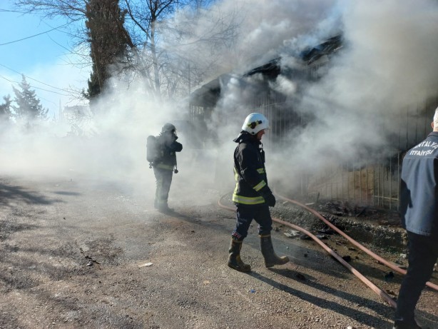 Foto - Müstakil evde çıkan yangın spot eşyaları küle çevirdi