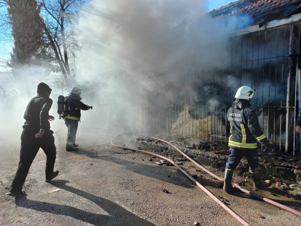 Foto - Müstakil evde çıkan yangın spot eşyaları küle çevirdi