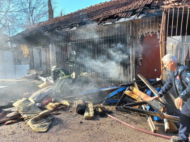 Foto - Müstakil evde çıkan yangın spot eşyaları küle çevirdi
