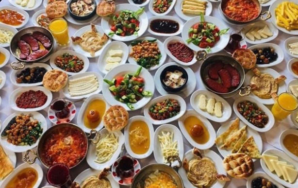 Müşterinin gözünü doyurma uğraşı israfı beraberinde getiriyor: İşte serpme kahvaltı