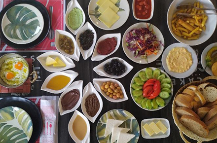 Foto - Müşterinin gözünü doyurma uğraşı israfı beraberinde getiriyor: İşte serpme kahvaltı