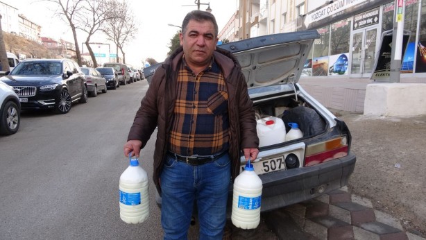 Müşteriye göre süt fiyatı belirledi! Hepsinin tarifesi var! Bakın kime ne kadardan satıyor! Allah senin iyiliğini versin Üzeyir abi