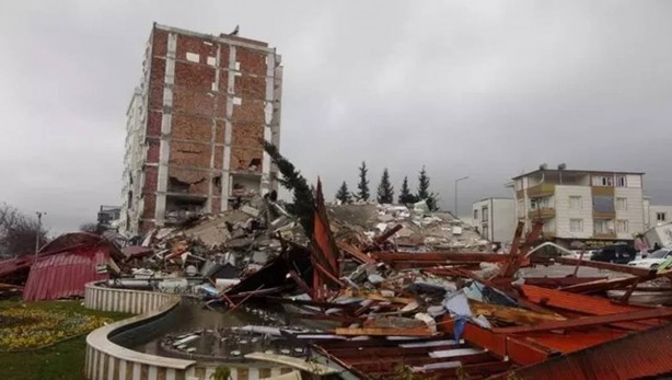 Foto - Müteahhidin depremde yıkılan binaya yıllar önce astığı afiş hayrete düşürdü! Bu kadarına da pes! Ağzınız açık kalacak