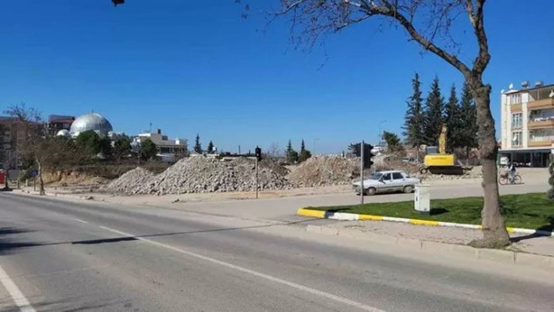 Foto - Müteahhidin depremde yıkılan binaya yıllar önce astığı afiş hayrete düşürdü! Bu kadarına da pes! Ağzınız açık kalacak