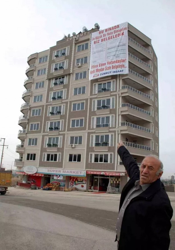 Foto - Müteahhidin depremde yıkılan binaya yıllar önce astığı afiş hayrete düşürdü! Bu kadarına da pes! Ağzınız açık kalacak