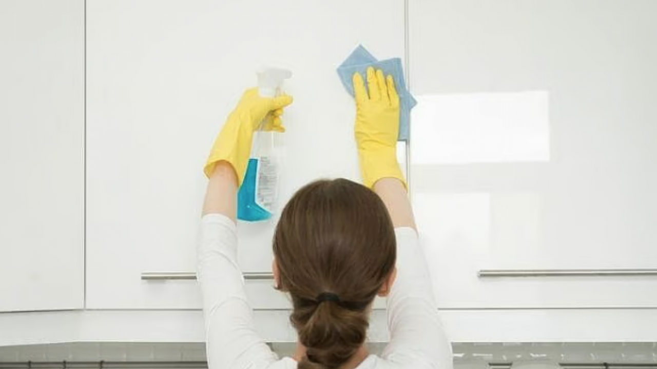 Mutfak dolaplarını karbonatla silerken suya 1 kaşık ekleyin ve sapır sapır dökülsün tüm lekeler...