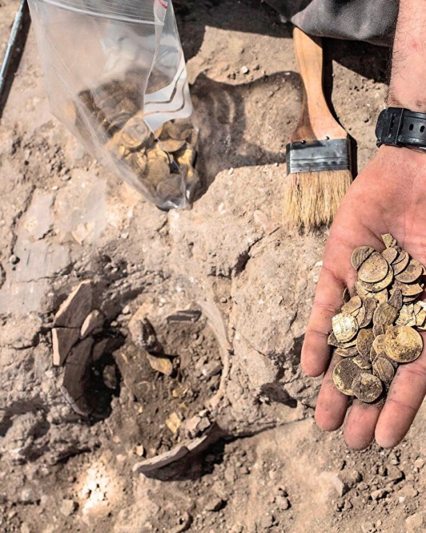 Foto - Mutfak döşemelerinin altından bakın ne çıktı! Bir anda milyoner oldular