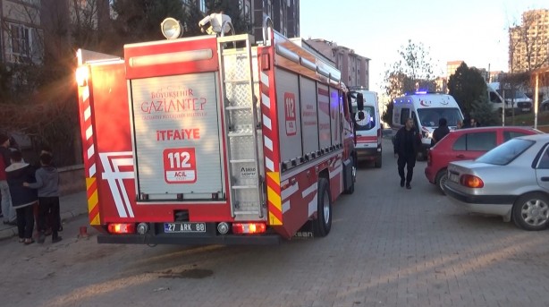 Foto - Mutfakta korkutan yangın! Evde bulunan 3 kişi hastaneye kaldırıldı