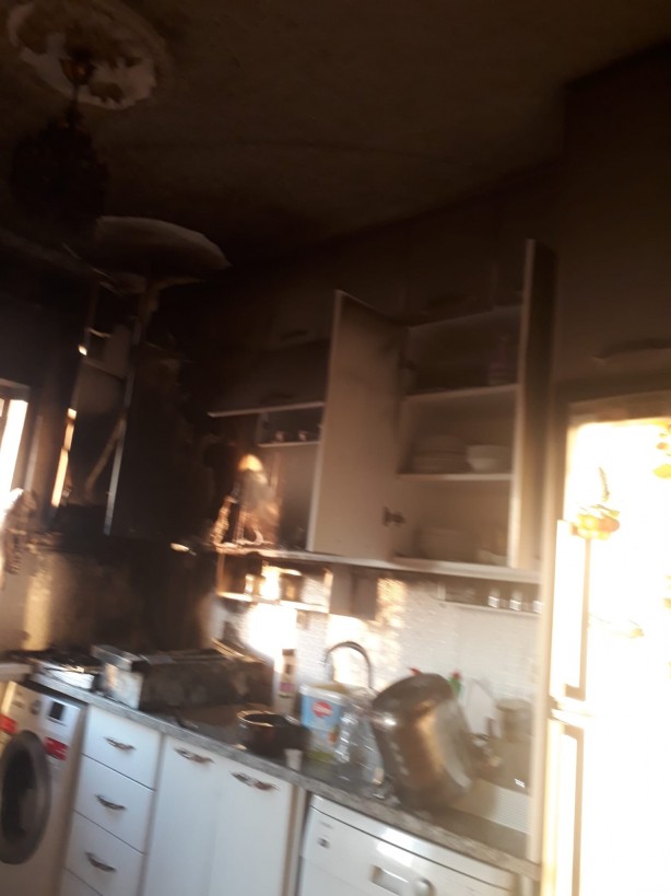 Foto - Mutfakta korkutan yangın! Evde bulunan 3 kişi hastaneye kaldırıldı