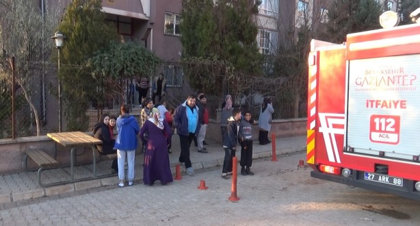 Mutfakta korkutan yangın! Evde bulunan 3 kişi hastaneye kaldırıldı