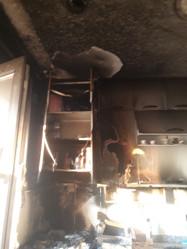 Foto - Mutfakta korkutan yangın! Evde bulunan 3 kişi hastaneye kaldırıldı