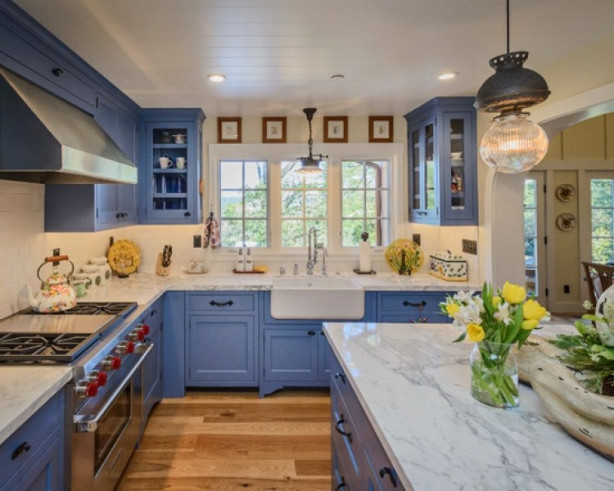 Mutfakta mavi rengin ferahlığını hissedin