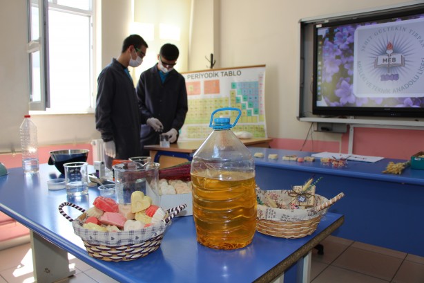 Foto - Mutfaktaki atık yağlardan ürettiler! 'Herkes bunlardan yapabilir'