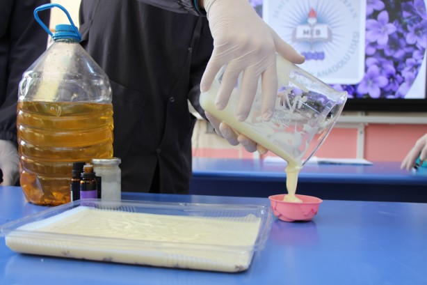 Foto - Mutfaktaki atık yağlardan ürettiler! 'Herkes bunlardan yapabilir'