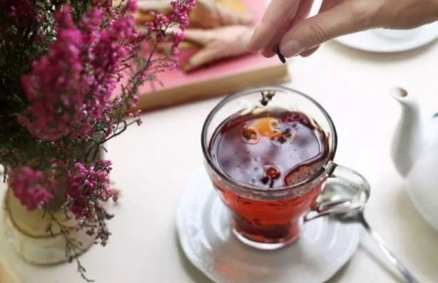 Mutlaka deneyin! Çayınıza attığınızda inanılmaz faydalarını göreceksiniz