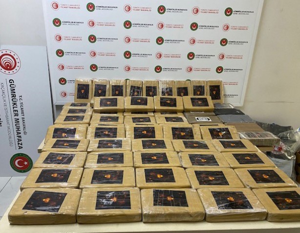 Foto - Muz dolu konteynerde 77 kilo kokain ele geçirildi; 2 gözaltı