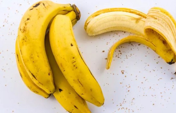 Muz kabuğunu sakın çöpe atmayın! Bu faydalarına çok şaşıracaksınız