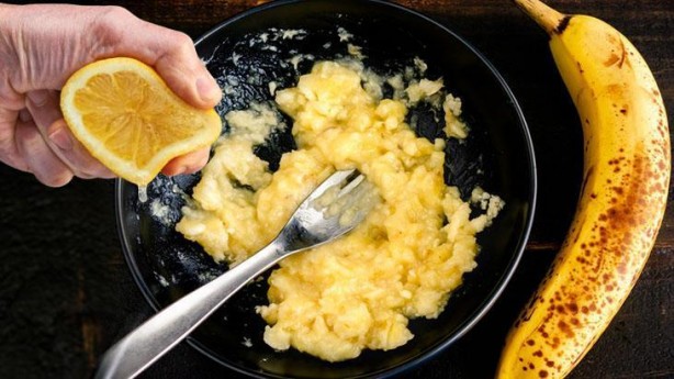 Muza limon sıkıp yiyen bu dertten kurtuluyor! Vücudu fişek gibi yapan kombinasyon