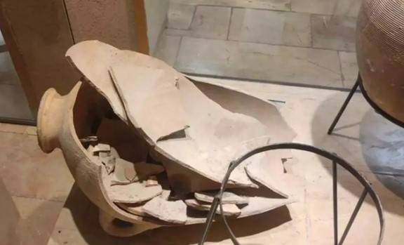 Müzede ortalık karıştı! Meraklı çocuk 3 bin 500 yıllık testiyi kırdı