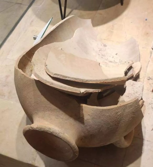 Foto - Müzede ortalık karıştı! Meraklı çocuk 3 bin 500 yıllık testiyi kırdı