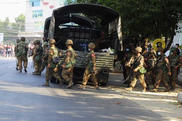 Foto - Myanmar'da darbe karşıtı vatandaşlar Merkez Bankası önünde toplandı