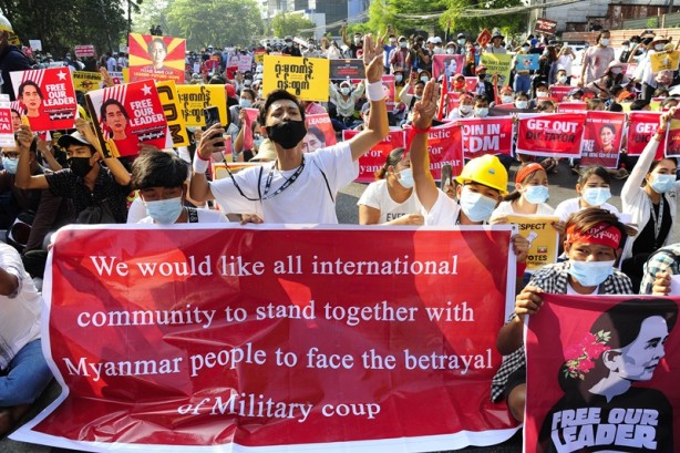 Foto - Myanmar'da darbe karşıtı vatandaşlar Merkez Bankası önünde toplandı