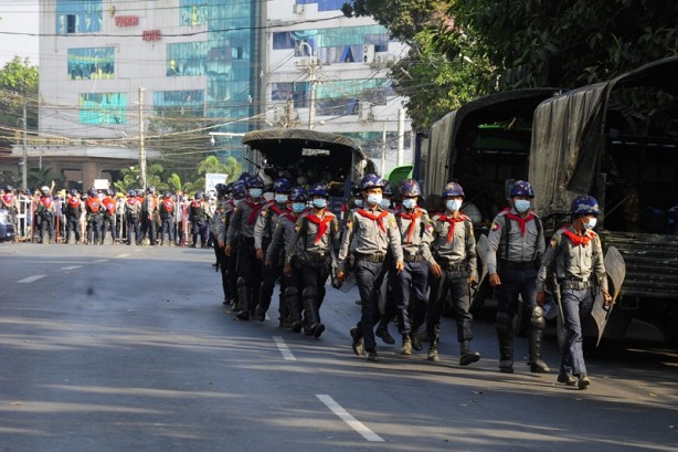 Foto - Myanmar'da darbe karşıtı vatandaşlar Merkez Bankası önünde toplandı