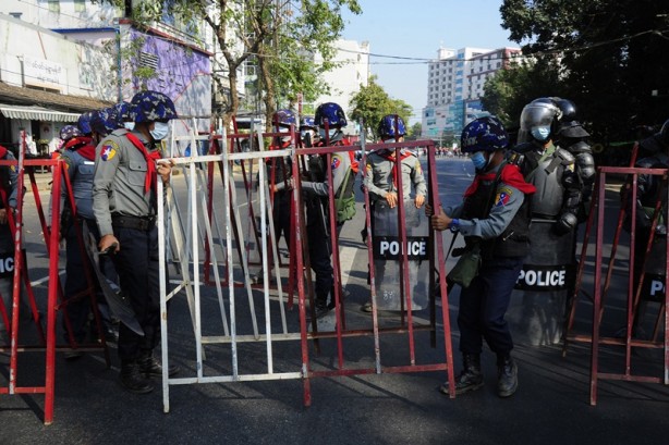 Foto - Myanmar'da darbe karşıtı vatandaşlar Merkez Bankası önünde toplandı