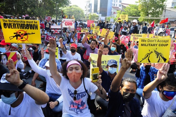 Foto - Myanmar'da darbe karşıtı vatandaşlar Merkez Bankası önünde toplandı