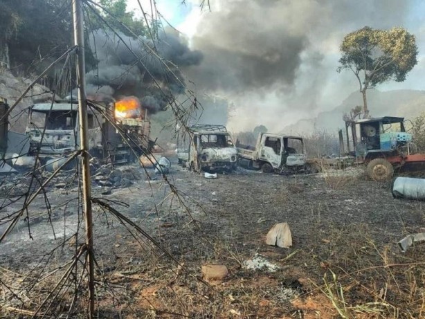 Myanmar'da Köyü basan askerler, 30 kişiyi öldürüp cesetlerini yaktı!