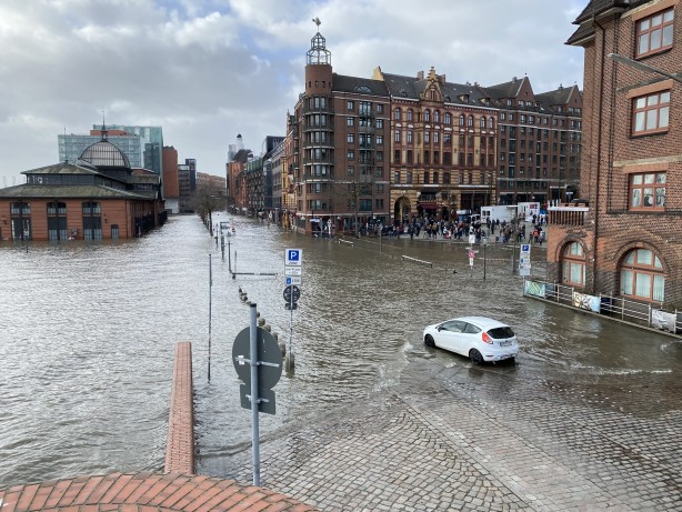 'Nadia' fırtınası Almanya'yı kasıp kavurdu! Seferler iptal edildi