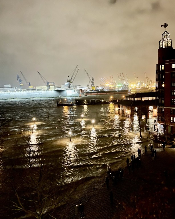 Foto - 'Nadia' fırtınası Almanya'yı kasıp kavurdu! Seferler iptal edildi