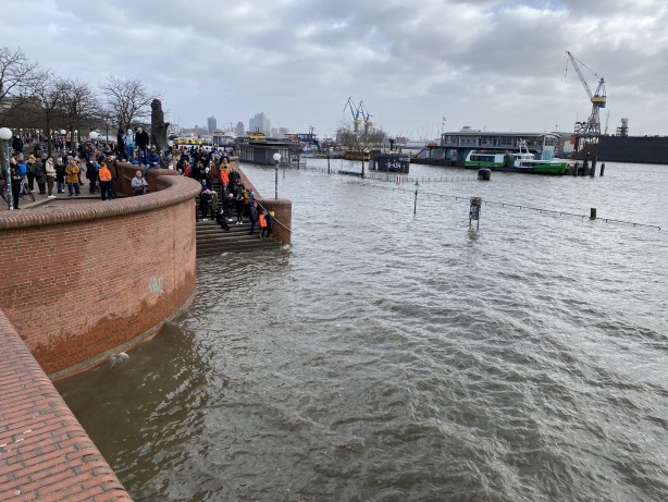 Foto - 'Nadia' fırtınası Almanya'yı kasıp kavurdu! Seferler iptal edildi