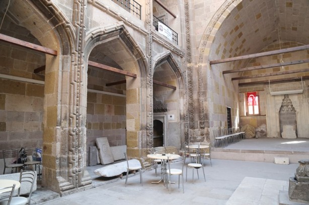 Foto - Nadide bir eser: Ak Medrese