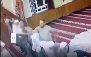 Namaz sırasında imama tabureyle vurdu! Sonrasında bakın ne oldu
