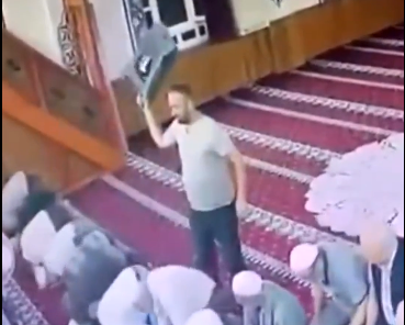Foto - Namaz sırasında imama tabureyle vurdu! Sonrasında bakın ne oldu