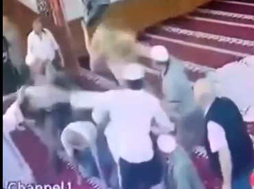 Foto - Namaz sırasında imama tabureyle vurdu! Sonrasında bakın ne oldu