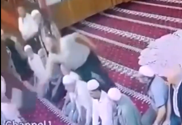 Foto - Namaz sırasında imama tabureyle vurdu! Sonrasında bakın ne oldu